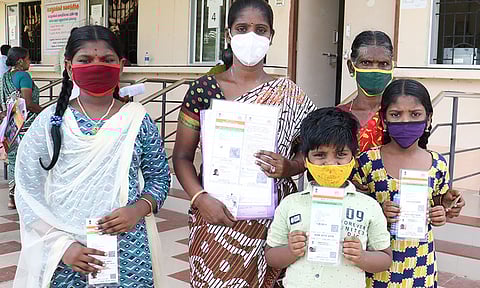 கடலூர் கலெக்டர் அலுவலகத்தில் குழந்தைகளுடன் மனு கொடுக்க வந்த கணவரை இழந்த பெண்ணை படத்தில் காணலாம்.