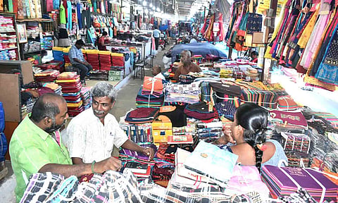 ஈரோடு ஜவுளி சந்தையில் பள்ளி சீருடைகள் விற்பனை விறுவிறுப்பு
