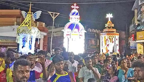 தேர் பவனி வந்த காட்சி.