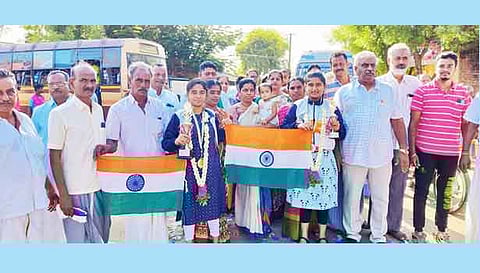 நேபாள நாட்டில் நடந்த சர்வதேச யோகா போட்டியில் சாதனை படைத்த சகோதரிகளுக்கு வரவேற்பு.