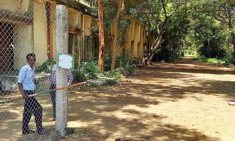 திருபுவனை கூட்டுறவு நூற்பாலை இயங்காமல் மூடியிருக்கும் காட்சி.