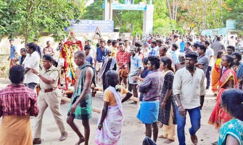 சாமி சிலையை நடுரோட்டில் வைத்து மறியல் செய்தனர்.