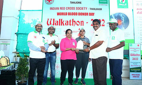 ரத்ததானம் வழங்கிய கல்லூரிகள், தன்னார்வ அமைப்புகளுக்கும் நினைவு பரிசு வழங்கி கவுரவிக்கப்பட்டது.