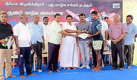 பயிற்சியில் கலந்து கொண்ட வீரர்களுக்கு அமைச்சர் அனிதா ராதாகிருஷ்ணன் சான்றிதழ் வழங்கிய காட்சி.