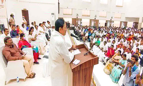 கூட்டத்தில் அமைச்சர் துரைமுருகன் பேசிய காட்சி.