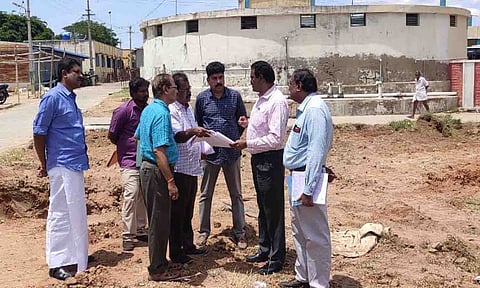 வளர்ச்சி திட்டப்பணிகளை நகராட்சிகளின் நிர்வாக இயக்குனர் பொன்னையா பார்வையிட்டு ஆய்வு செய்த காட்சி. அருகில் நகராட்சி ஆணையர்கள் வெள்ளகோவில் மோகன்குமார், காங்கயம் வெங்கடேசன் உள்ளனர். 