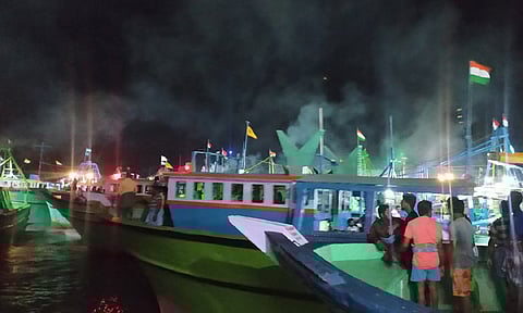 மீன் பிடிக்க புறப்பட்டு சென்ற விசைப்படகுகள்