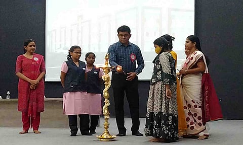 குத்து விளக்கு ஏற்றி விழாவை தொடங்கி வைத்த காட்சி.