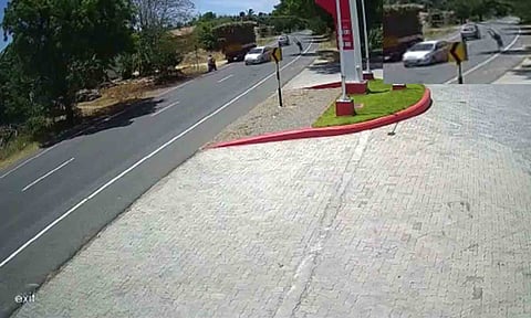  சொகுசு கார் மோதி தூக்கி வீசப்பட்ட முதியவரை படத்தில் காணலாம்