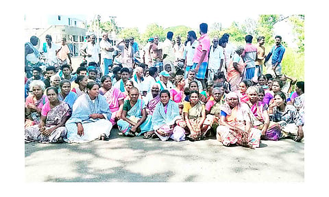 சாலைமறியலில் ஈடுபட்ட கிராமமக்கள்.