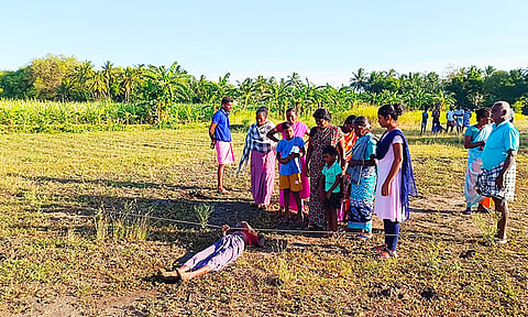 மின்சாரம் தாக்கி பலியான பாப்பாத்தியின் உடல்.