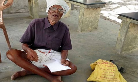 பல்லடம் தாலுகா அலுவலகத்தில் அதிகாரிகளிடம் மனு காெடுக்க வந்த முதியவர்