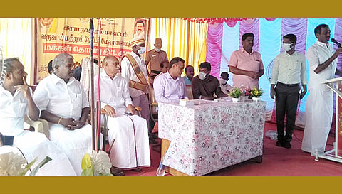 தேளுர் கிராமத்தில் மக்கள் தொடர்பு திட்ட முகாம் நடந்த போது எடுத்த படம்.