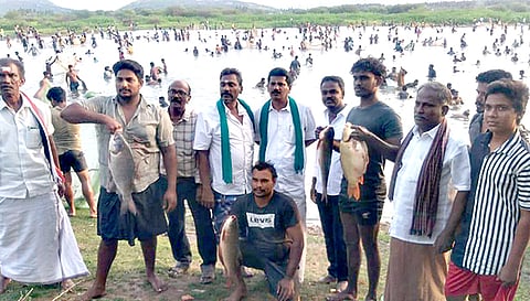 மீன்பிடித்த கிராம மக்கள்.