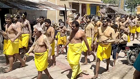 கத்திபோடும் நிகழ்ச்சியில் கலந்து கொண்ட பக்தர்கள்.