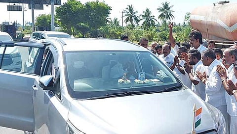 எடப்பாடி பழனிசாமிக்கு கெங்கவல்லி எம்.எல்.ஏ. நல்லதம்பி தலைமையில் வரவேற்பு அளிக்கப்பட்ட காட்சி.