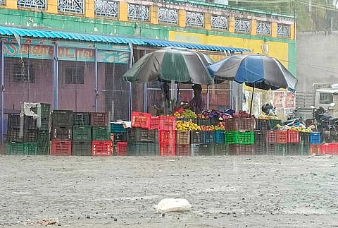 செய்துங்கநல்லூரில் பெய்த மழையால் வாரச்சந்தையில் தண்ணீர் தேங்கி உள்ள காட்சி.