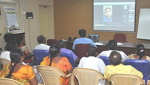 காணொலிக்காட்சி வாயிலாக கிராம பஞ்சாயத்து தலைவர்களுக்கு விழிப்புணர்வு பயிற்சி நடைபெற்ற காட்சி.