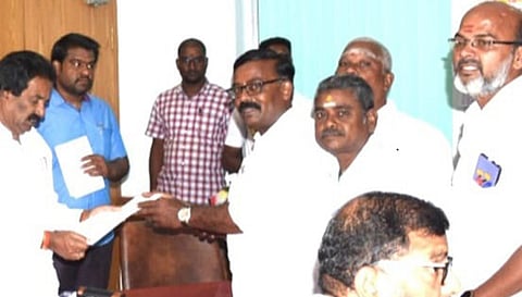 சேதமடைந்த சாலைகளை சீரமைக்க காங்கிரசார் கோரிக்கை மனு