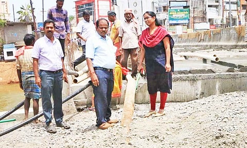 பாலம் கட்டுமான பணிகளை நெடுஞ்சாலைத்துறை அதிகாரிகள் ஆய்வு செய்தனர்.