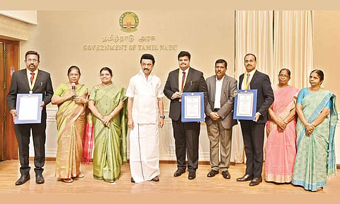 முதல்-அமைச்சர் பெண் குழந்தைகளின் பிறப்பு பாலின விகிதத்தை உயர்த்துவதற்காக சிறப்பாக செயலாற்றி சாதனை புரிந்த தஞ்சை, கோவை மற்றும் கரூர் மாவட்ட கலெக்டர்களுக்கு பதக்கங்களையும், பாராட்டு பத்திரங்களையும் வழங்கி சிறப்பித்தார்.