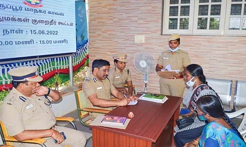 போலீஸ் கமிஷனர் பாபு பாெதுமக்களிடம் மனுக்களை பெற்றதை படத்தில் காணலாம்.