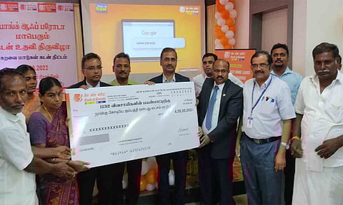 கடனுக்கான ஆணை வழங்கியதை படத்தில் காணலாம்.