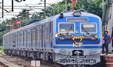அதிநவீன வசதிகளுடன் இயக்கப்படும் மெமு ரெயிலை படத்தில் காணலாம்