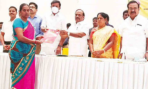 விழாவில் ஒரு பெண்ணுக்கு நலத்திட்ட உதவியை அமைச்சர்கள் மு.பெ.சாமிநான், சி.வி.கணேசன் ஆகியோர் வழங்கிய போது எடுத்தபடம். அருகில் அமைச்சர் கயல்விழிசெல்வராஜ் மற்றும் பலர் உள்ளனர்.