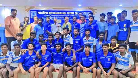 வெற்றிபெற்ற அணிக்கு கோப்பை வழங்கப்பட்ட காட்சி.