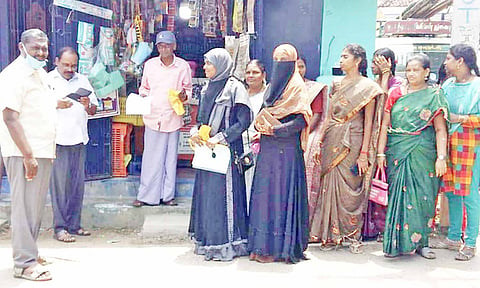 துண்டு பிரசுரங்கள் வழங்கப்பட்டது.