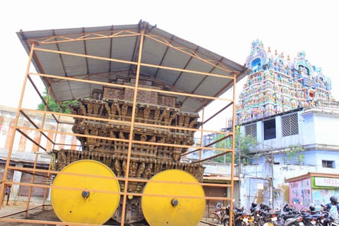 தேரோட்டத்தையொட்டி காந்திமதி அம்மன் தேரை சுற்றியுள்ள கண்ணாடி கூண்டு அகற்றப்பட்டுள்ள காட்சி.
