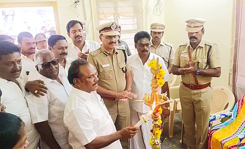 திட்டக்குடி மகளிர் போலீஸ் நிலையத்தில் அமைச்சர் சி.வெ. கணேசன், குத்து விளக்கு ஏற்றி னார். அருகில் டி.ஐ.ஜி. பாண்டியன் மற்றும் பலர் உள்ளனர்.