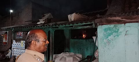 தீயில் எரிந்து நாசமான டீ கடையை படத்தில் காணலாம்.