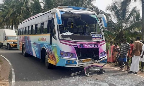 பஸ்-மோட்டார்சைக்கிள் நேருக்கு நேர் மோதி வாலிபர் பலி