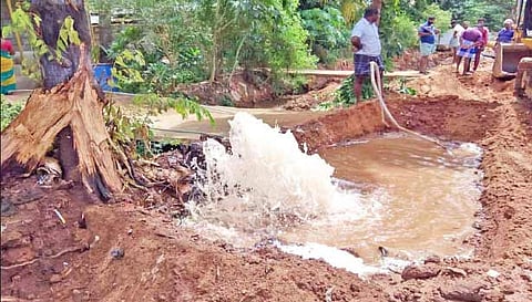 கூடலூர்- கம்பம் நெடுஞ்சாலையில் அரசு கள்ளர்பள்ளி அருகே குழாய் உடைப்பு ஏற்பட்டு தண்ணீர் வீணாகி செல்லும் காட்சி.