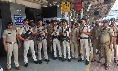 பாதுகாப்பு பணியில் ஈடுபட்டுள்ள போலீசாரை படத்தில் காணலாம்