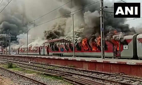 நாடு முழுவதும் 12 ரெயில்களில் 60 பெட்டிகள் எரிப்பு- ரூ.170 கோடி இழப்பு