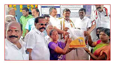 கரையாளனூர் கிராமத்தில் புதிய பகுதி நேர ரேஷன் கடையை பழனி நாடார் எம்.எல்.ஏ. திறந்து வைத்து பொருட்களை வழங்கினார்.