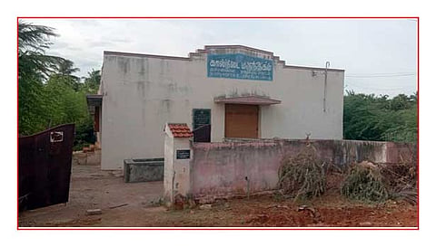 பூட்டிக்கிடக்கும் தச்சன்விளை கால்நடை மருந்தகம்.