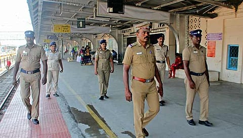  நெல்லை சந்திப்பு ரெயில் நிலையத்தில் போலீசார் பாதுகாப்பு பணியில் ஈடுபட்ட காட்சி.