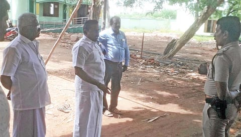 பேச்சுவார்த்தையில் ஈடுபட்ட முன்னாள் எம்.எல்.ஏ. ரெட்டியார்பட்டி நாராயணன்.