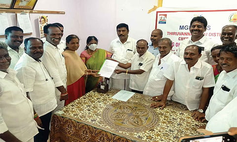 தி.மு.க. ஒன்றிய குழு உறுப்பினர் செல்வகுமாரி செந்தில் தனது ராஜினாமா கடிதத்தை வட்டார வளர்ச்சி அலுவலர் சத்தியமூர்த்தி, ஒன்றியக்குழு தலைவர் ராணி அர்ஜுனன், ஆகியோரிடம் கொடுத்த காட்சி.