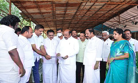 வேலூர் கோட்டை மைதானத்தில் பணிகளை அமைச்சர் எ.வ.வேலு ஆய்வு செய்த காட்சி. அருகில் கலெக்டர் குமாரவேல் பாண்டியன், எம்.எல்.ஏ.க்கள் நந்தகுமார், கார்த்திகேயன், மேயர் சுஜாதாஆனந்தகுமார்.