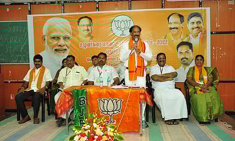 உழவர்கரை மாவட்ட பா.ஜனதா செயற்குழு கூட்டத்தில் மாநில தலைவர் சாமிநாதன் பேசிய காட்சி.