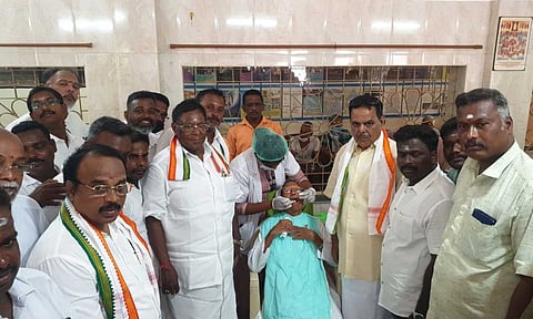 மருத்துவ முகாமை முன்னாள் முதல்-அமைச்சர் நாராயணசாமி தொடங்கி வைத்த காட்சி