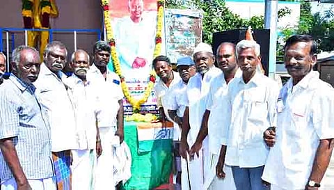 கக்கன் உருவப்படத்திற்கு நகர காங்கிரஸ் பொருளாளர் வைத்தியர் மனோகரன் தலைமையில் மாலை அணிவித்த காட்சி. 