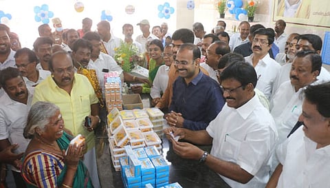 கோவை ஆர்.எஸ்.புரத்திலுள்ள ஆவின் பாலகத்தில் ஹைடெக்-பார்லரை அமைச்சர் நாசர் திறந்து வைத்தார். தொடர்ந்து பெண் ஒருவருக்கு இனிப்பு வழங்கி வியாபாரத்தை தொடங்கி வைத்தார். அருகில் கலெக்டர் சமீரன் உள்பட பலர் உள்ளனர்.