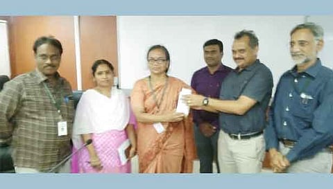 கார்பன்டை ஆக்சைடை உறிஞ்சும் தொழில் நுட்பத்தை சிக்ரி இயக்குநர்
கலைச்செல்வி சுமிட்ஸ் நிறுவன இயக்குநர் ராஜ்மோகன் சத்தியதேவிடம் வழங்கினார்.