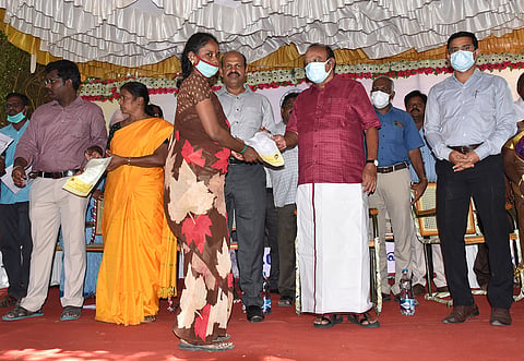 கருங்குழி ஊராட்சியில் பயனாளிக்கு நலத்திட்ட உதவிகளை அமைச்சர். எம்.ஆர்.கே. பன்னீர்செல்வம் வழங்கினார்.